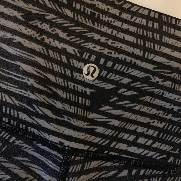 NWOT LULULEMON CAPRI LEGGINGS - Picture 3 of 5